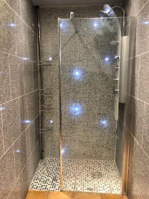 Cosy Studio Design With Modern Bathroom Vaureal エクステリア 写真