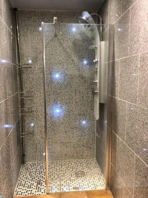 Cosy Studio Design With Modern Bathroom Vaureal エクステリア 写真