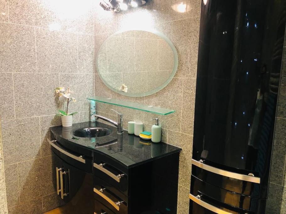 Cosy Studio Design With Modern Bathroom Vaureal エクステリア 写真