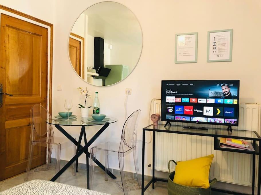 Cosy Studio Design With Modern Bathroom Vaureal エクステリア 写真