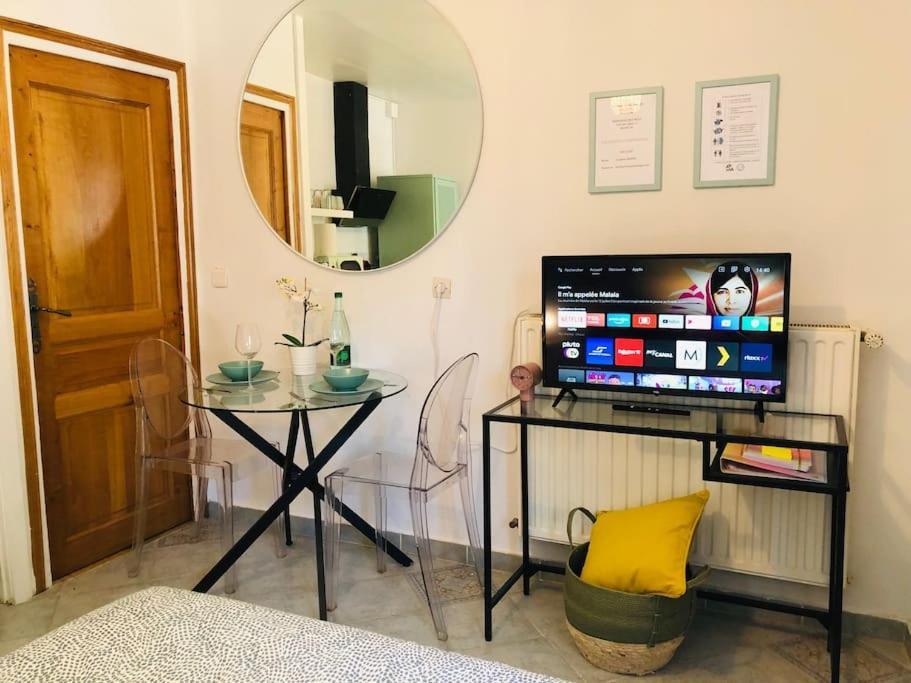 Cosy Studio Design With Modern Bathroom Vaureal エクステリア 写真