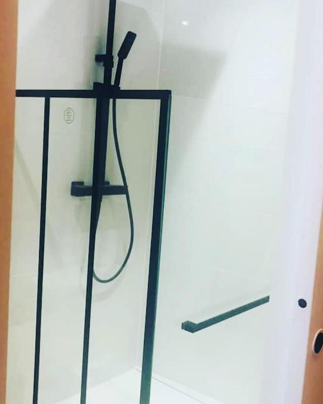 Cosy Studio Design With Modern Bathroom Vaureal エクステリア 写真