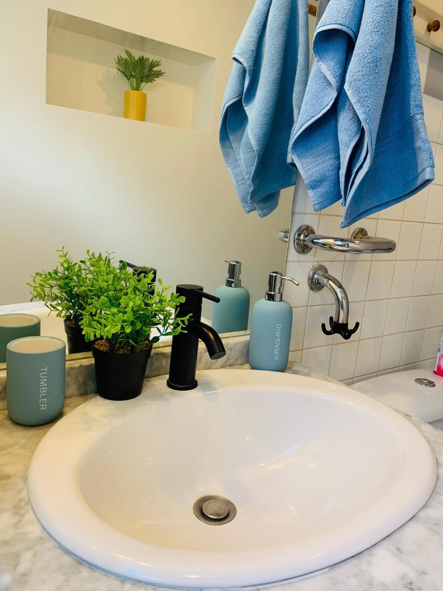 Cosy Studio Design With Modern Bathroom Vaureal エクステリア 写真